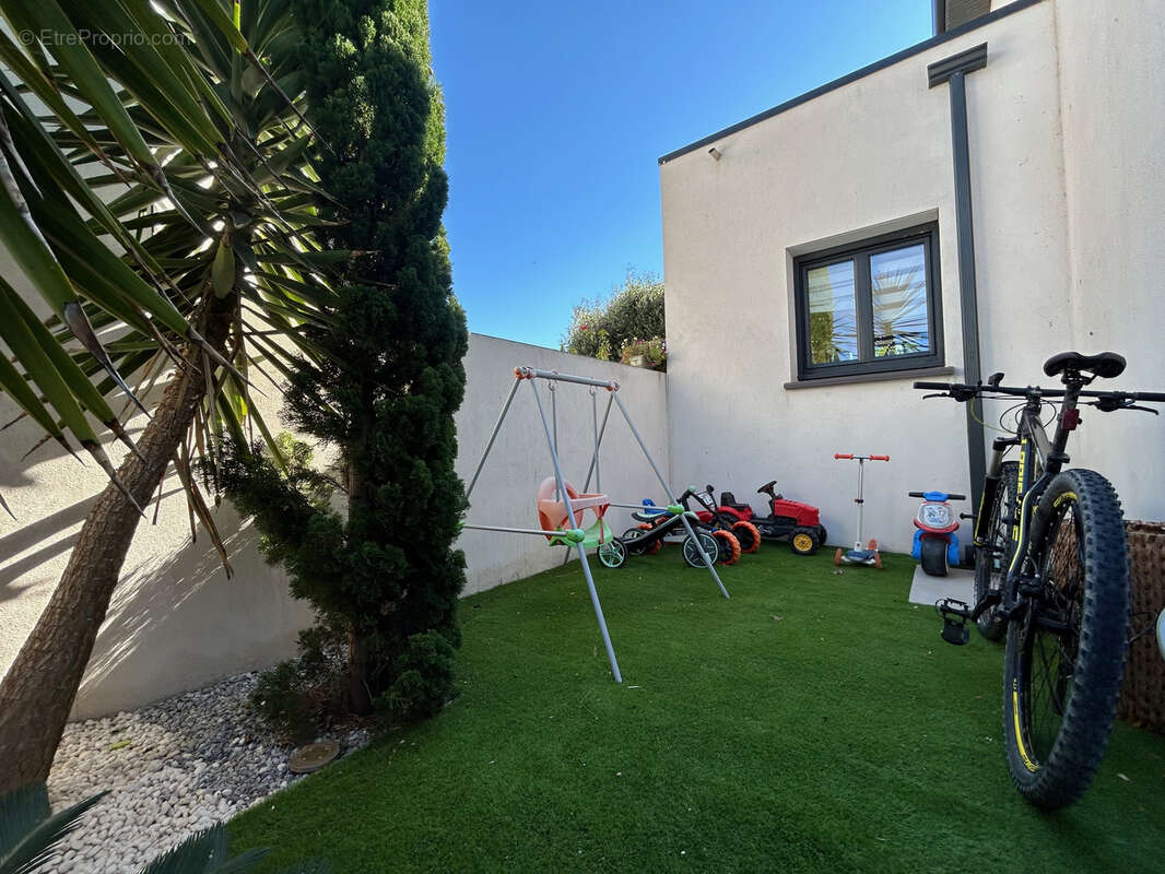 Maison à VIC-LA-GARDIOLE