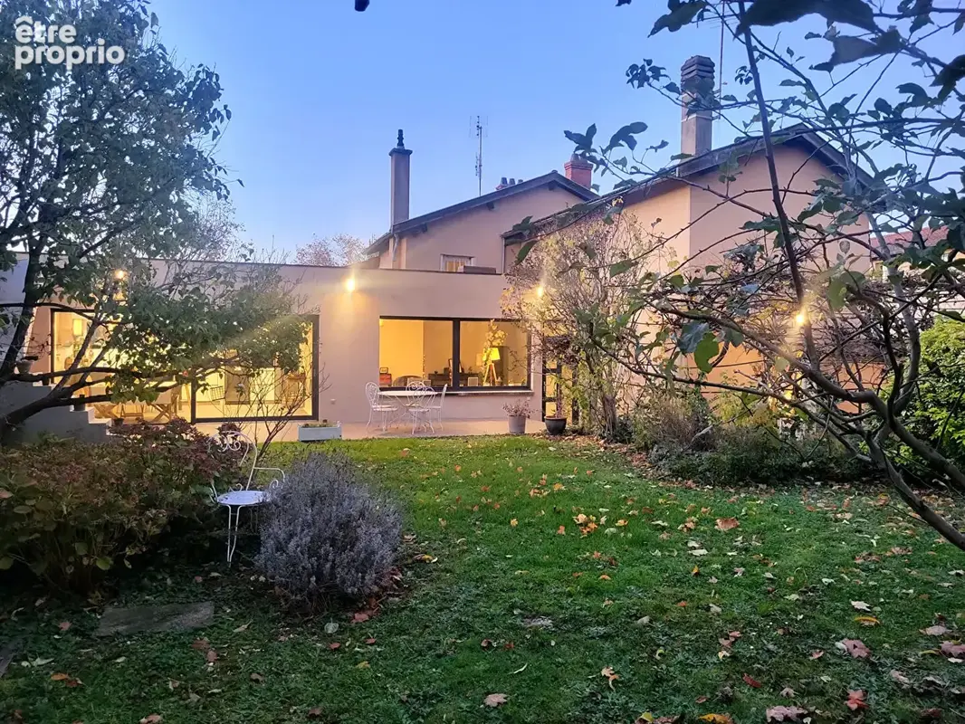 GENAY   Cœur de village  Maison familiale de charme 200 m2 avec jardin clos, grange et revenu locatif - photo 3
