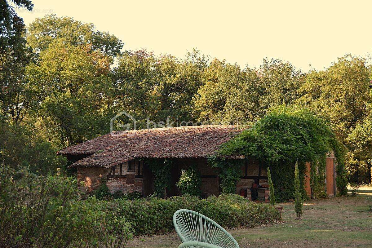 Propriete avec parc, dependance et piscine - photo 27