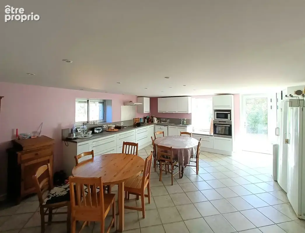 Pièce de vie avec cuisine ouverte