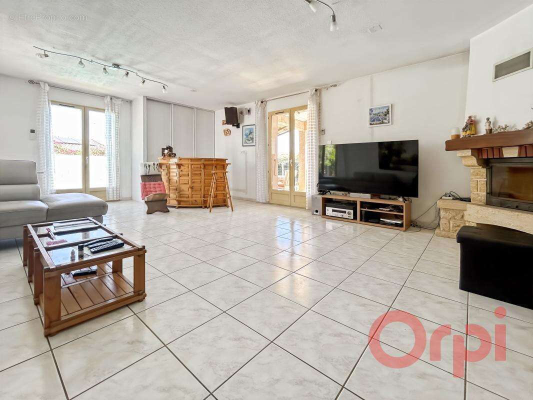 À Vendre : Villa familiale de plain-pied avec piscine, garage et grand jardin à Sauvian - photo 5