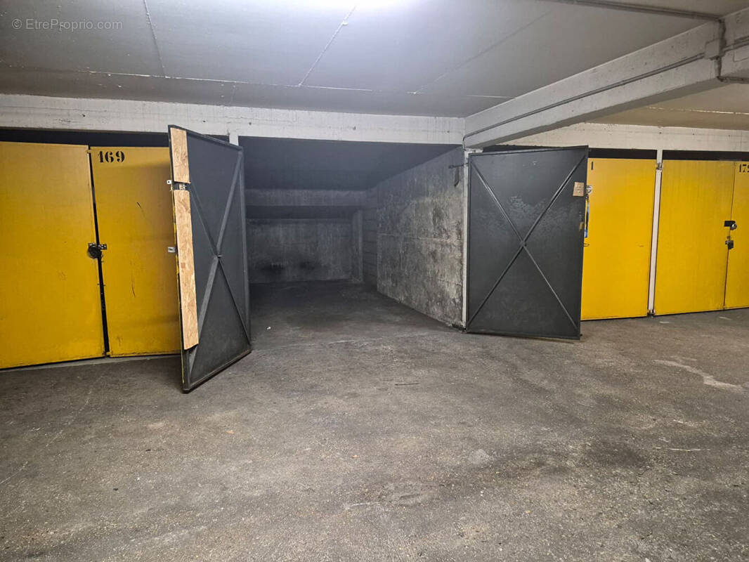 Parking à PARIS-12E