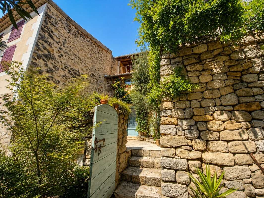 Maison en pierre de caractère au pied de la Sainte-Victoire : 3 chambres, terrasse, solarium – Provence, Bouches-du-Rhône - photo 6