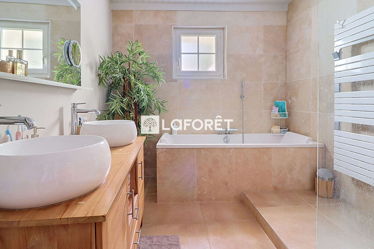 Maison de Bourg en pierre La Jarrie 5 pièces 112 m² - photo 8