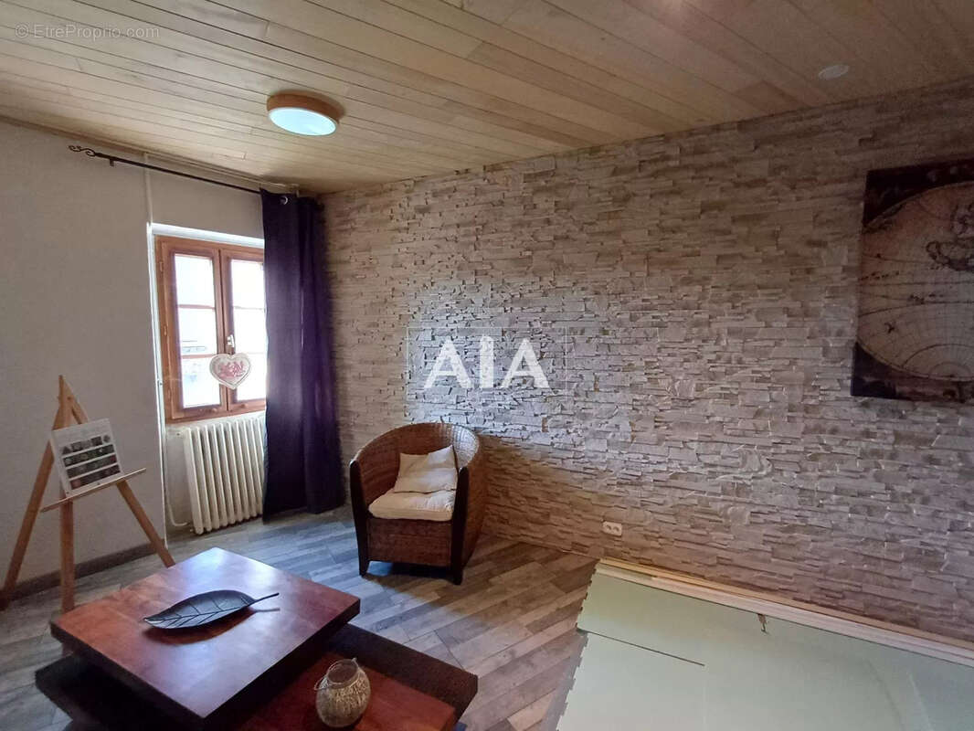 Maison à LES ADJOTS