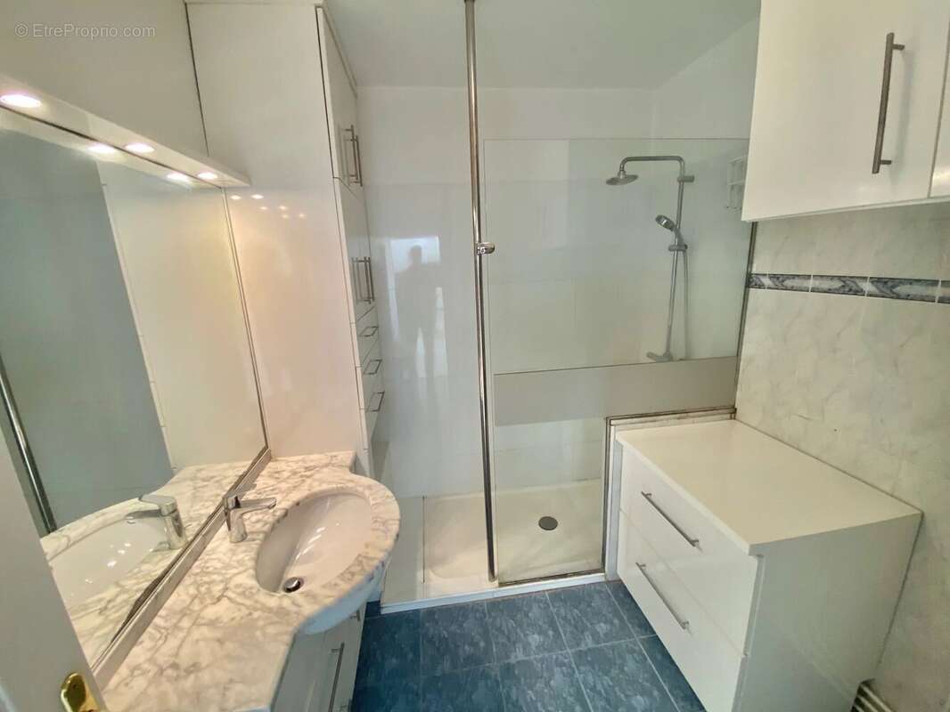 Appartement à SAINT-LAURENT-DU-VAR