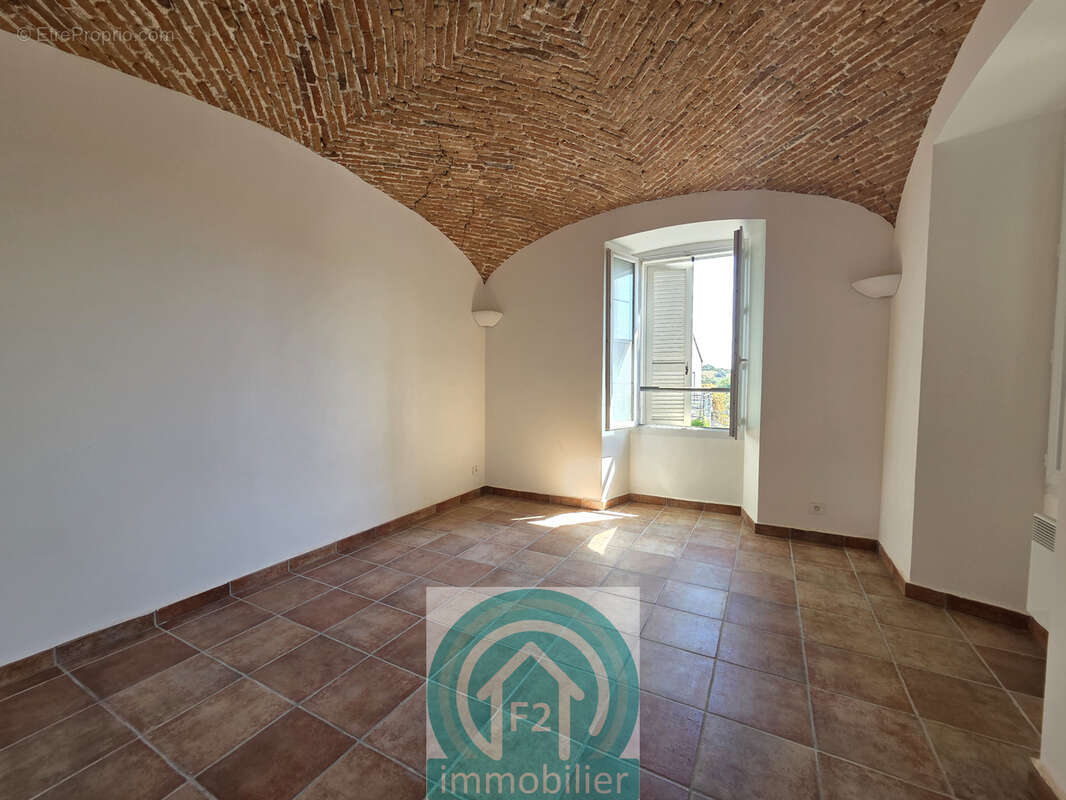 Appartement et cave dans un immeuble ancien au centre d'Aleria - photo 4