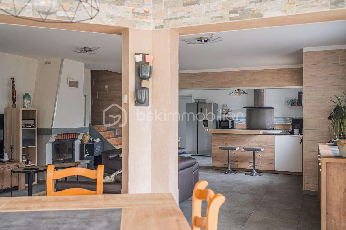  Maison familiale avec grand terrain, piscine et autonomie énergétique – Notre-Dame-de-Mésage Le Haut - photo 7