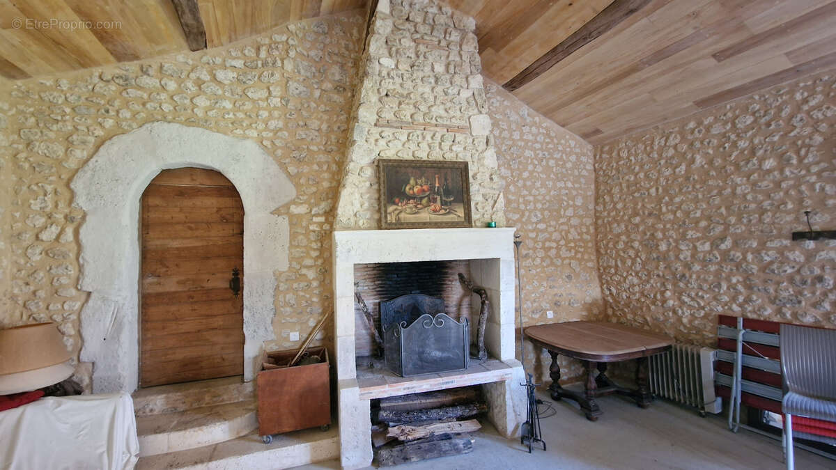 Maison à MONTMOREAU-SAINT-CYBARD