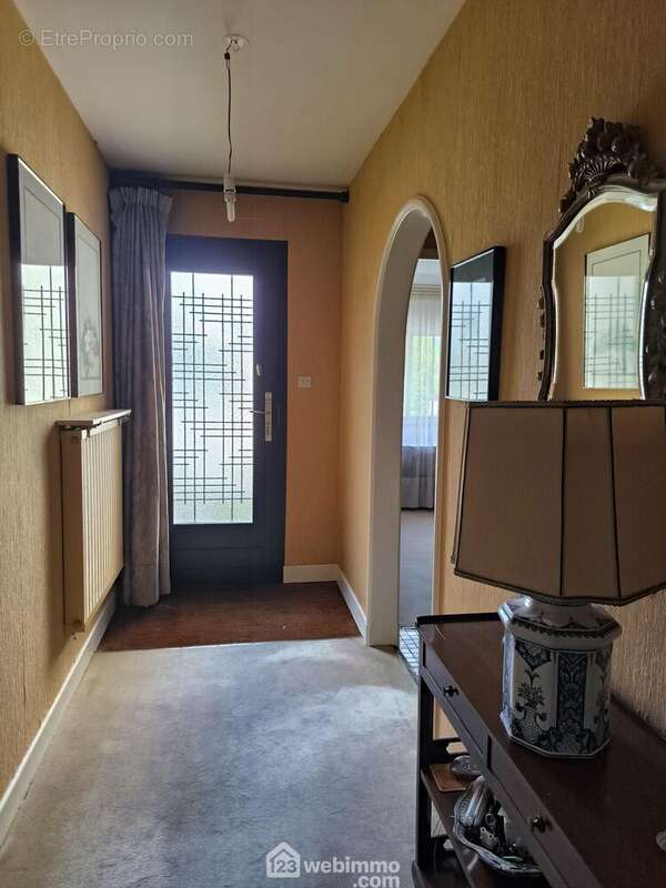 Une entrée de 7 m² nous mène vers.... - Maison à LAON