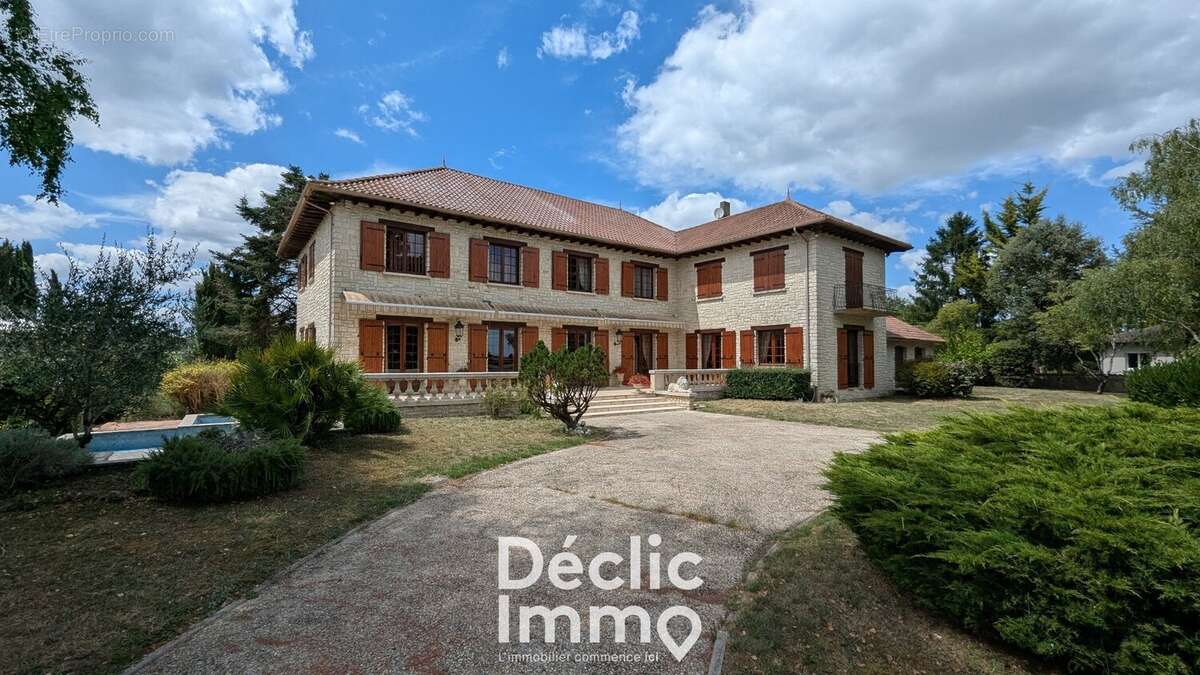 Maison d'exception de 424 m²  Parc arboré  Piscine accessible depuis le salon  Viager occupé  Secteur  Barret - Barbezieux-S - photo 2