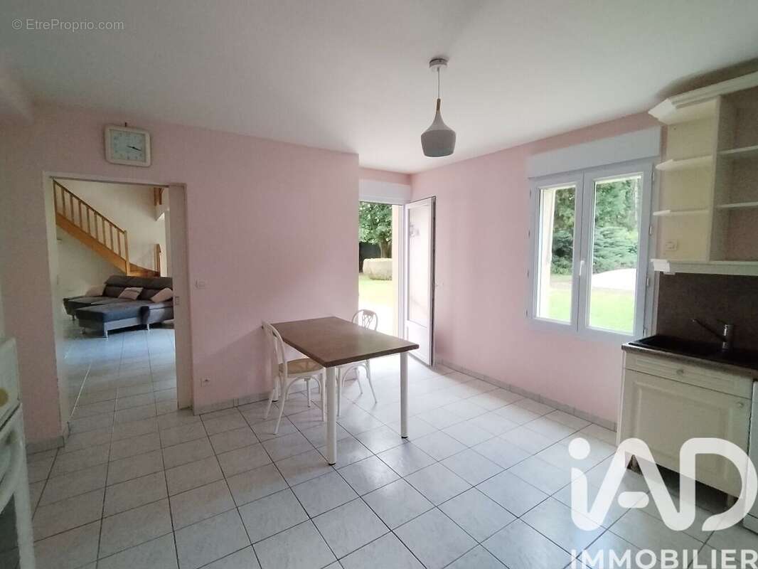 Maison 206 m² à Crevecoeur-Le-Grand  - photo 9
