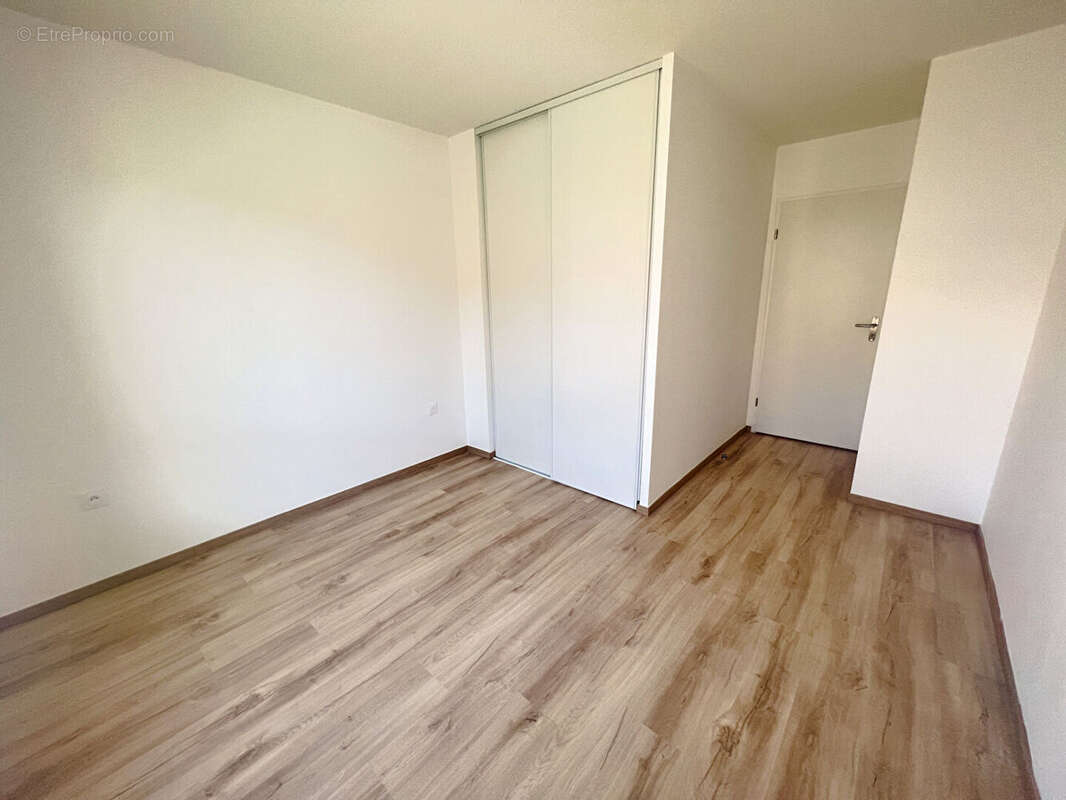 Appartement à PINS-JUSTARET