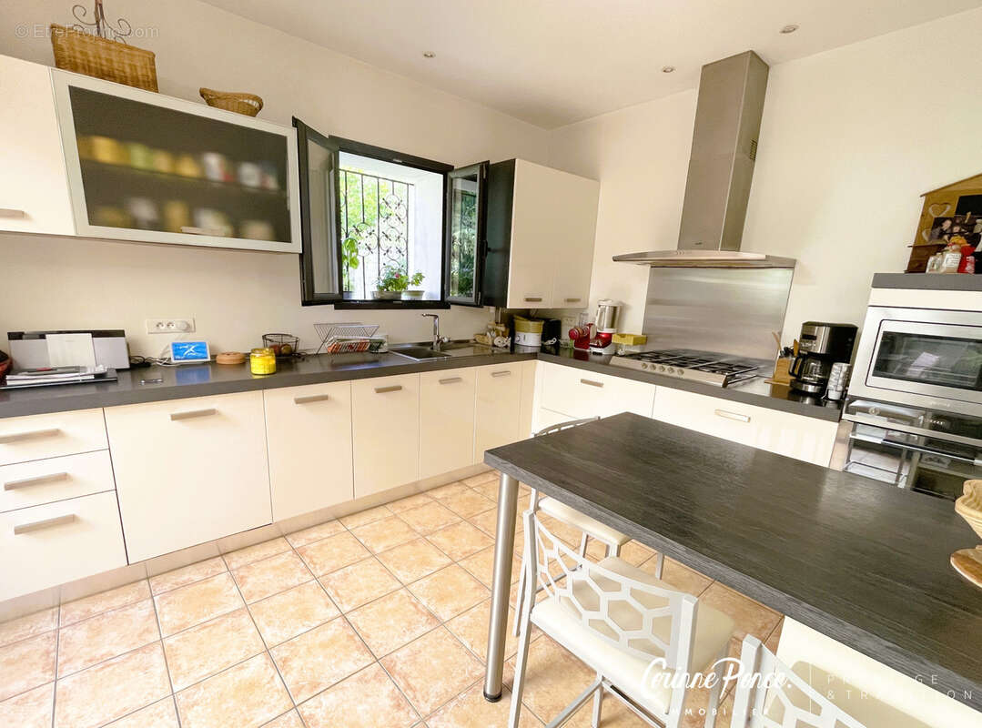Nimes centre  appartement 145m2  de  standing avec patio terrasse jardin  et parking dans residence intime et - photo 7