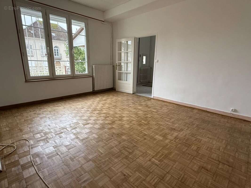 Maison à VILLENEUVE-L'ARCHEVEQUE