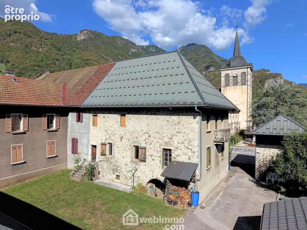 Cet ensemble dispose de cette maison mitoyenne avec un beau potentiel à rénover entièrement
