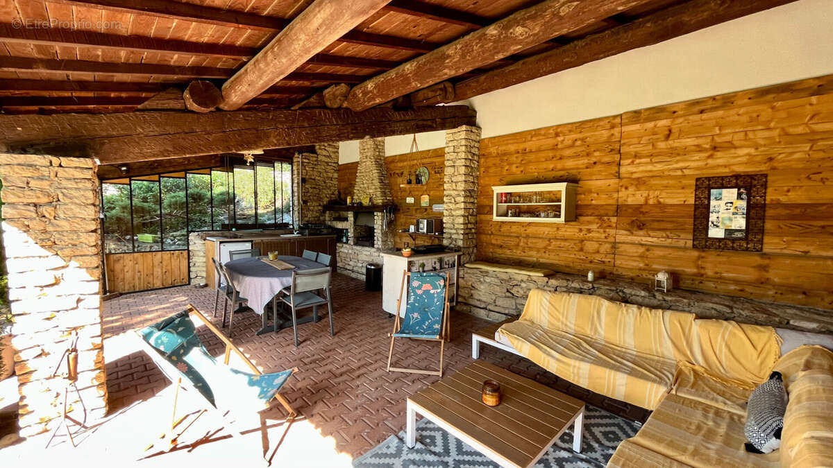Maison à ENTRAIGUES-SUR-LA-SORGUE