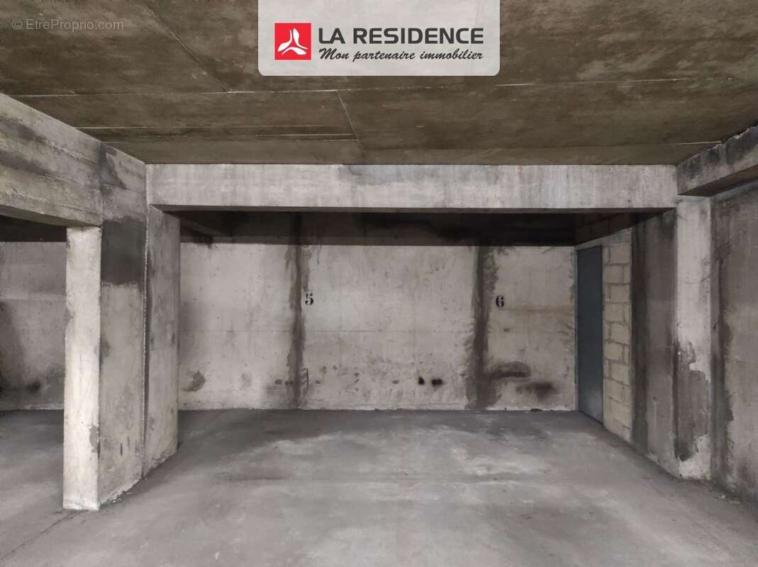 Parking à PARIS-18E