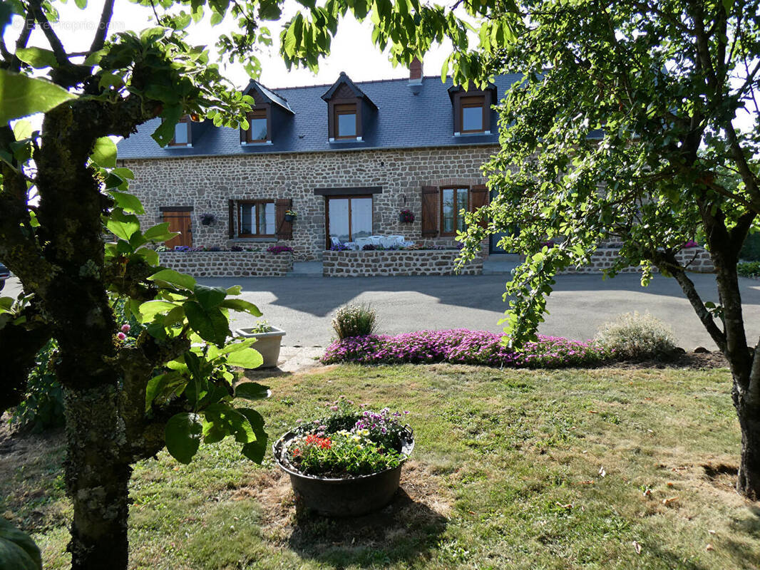 Maison à LASSAY-LES-CHATEAUX