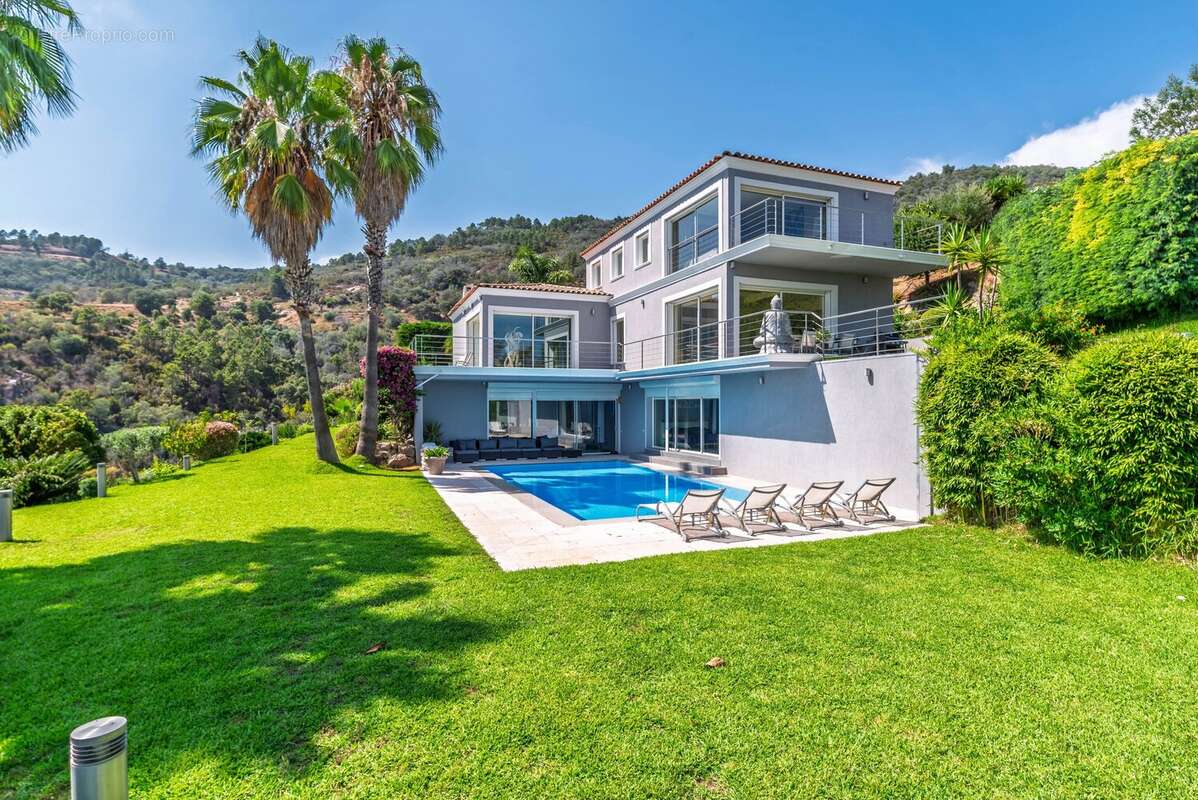 Villa contemporaine à Mandelieu-la-Napoule avec vue mer panoramique et espace bien-être - photo 2