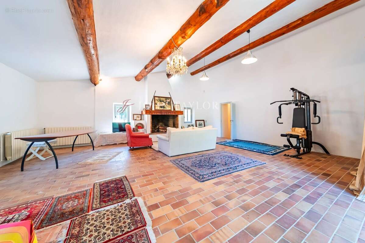 Mas en Pierre d'Exception à Vendre à Ménerbes : Charme Provençal et Piscine Chauffée - photo 14