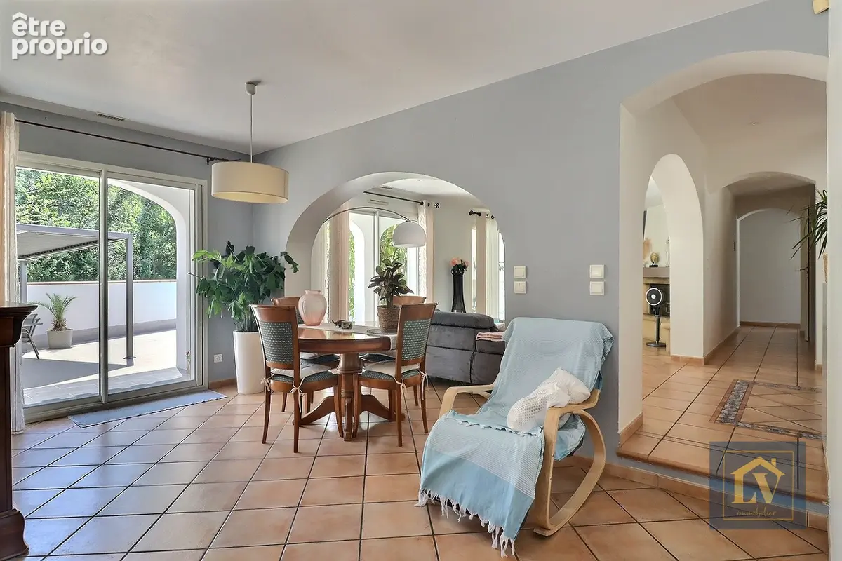 A vendre villa provençale avec garage et dépendance, grand jardin et piscine - photo 8
