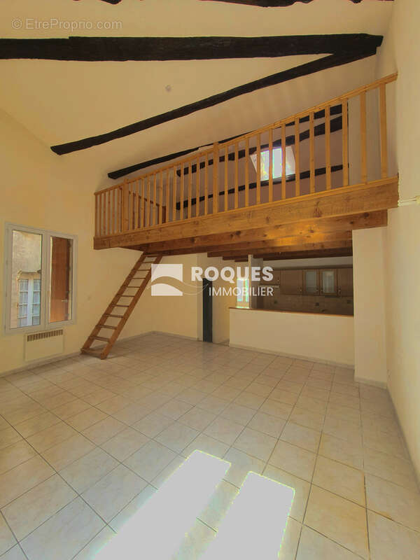 Situé à deux pas de centre ville, dans une copropriété venez découvrir cet appartement de type T2 de 54 m2 - photo 2