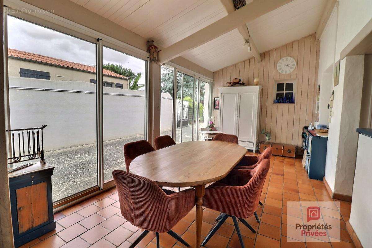 Maison familiale 4 chambres - 152 m² - Maison d'hôtes de 20 m2 - Piscine - Jardin paysager - Panneaux photovoltaiques - Belle pa - photo 14