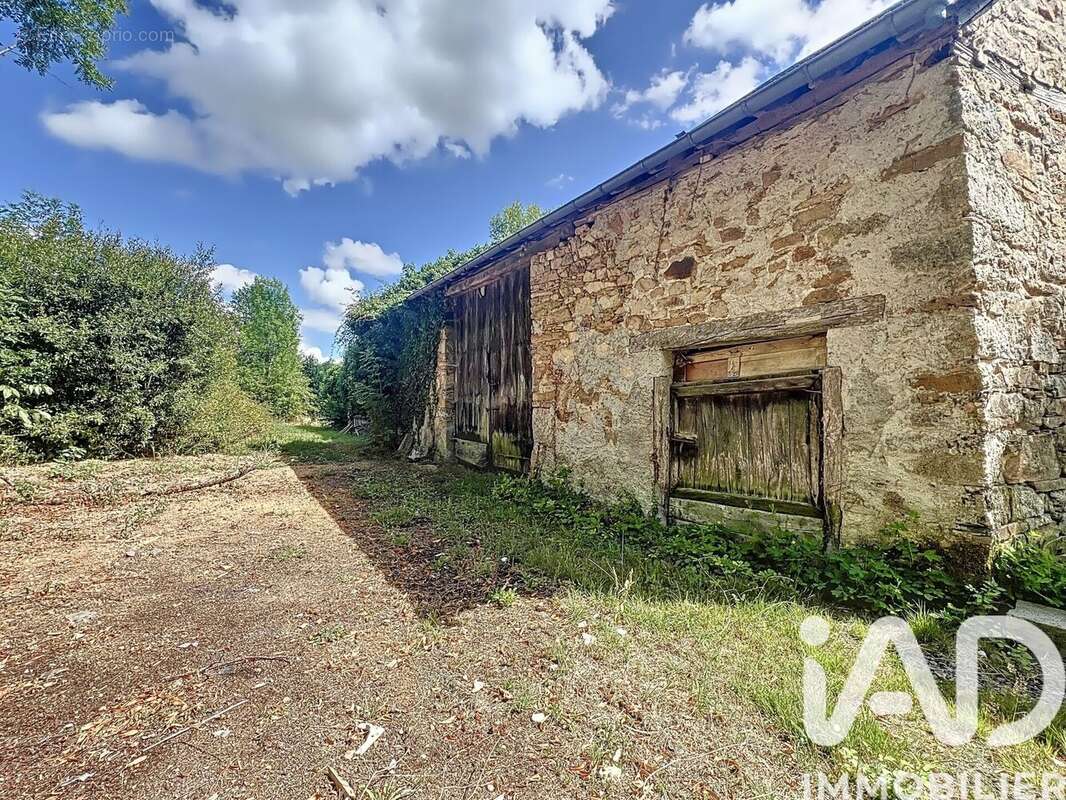 Maison 60 m² à Saint-Germain-Les-Vergnes  - photo 2