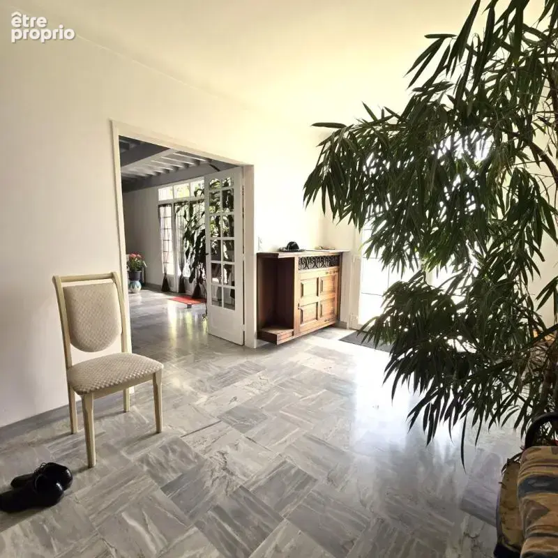 Charme traditionnel et beaux volumes pour cette maison familiale à flanc de coteaux - photo 4