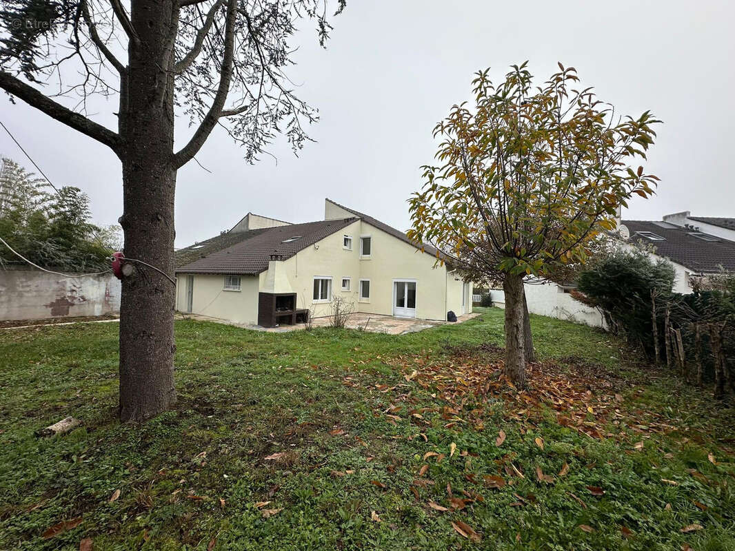 Maison à SAVIGNY-LE-TEMPLE
