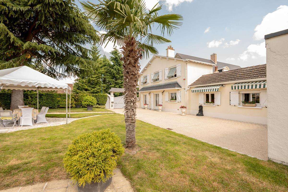 Lieux uniques ® - propriétés privées propose maison de 118 m² sur un terrain de 2661 m² proximité c0ntres - photo 2