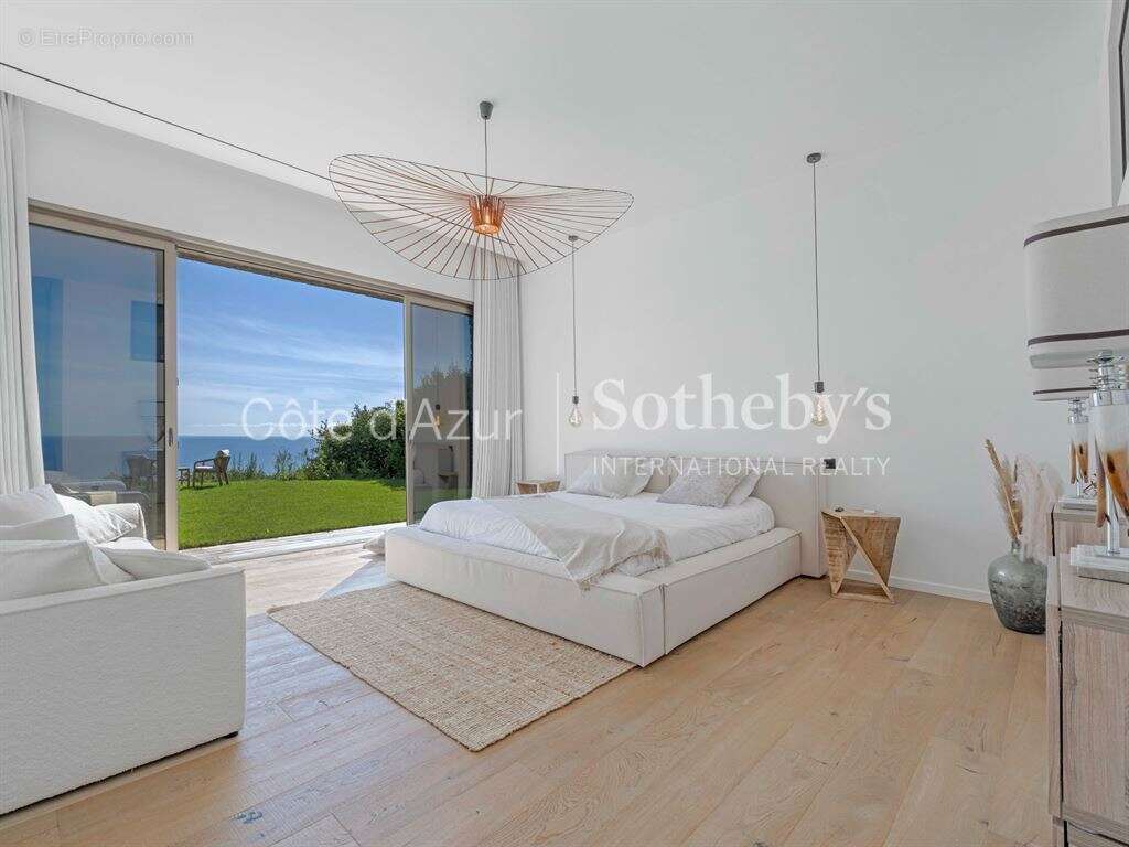 Villa de luxe aux Issambres avec vue mer panoramique et piscine à débordement - photo 10