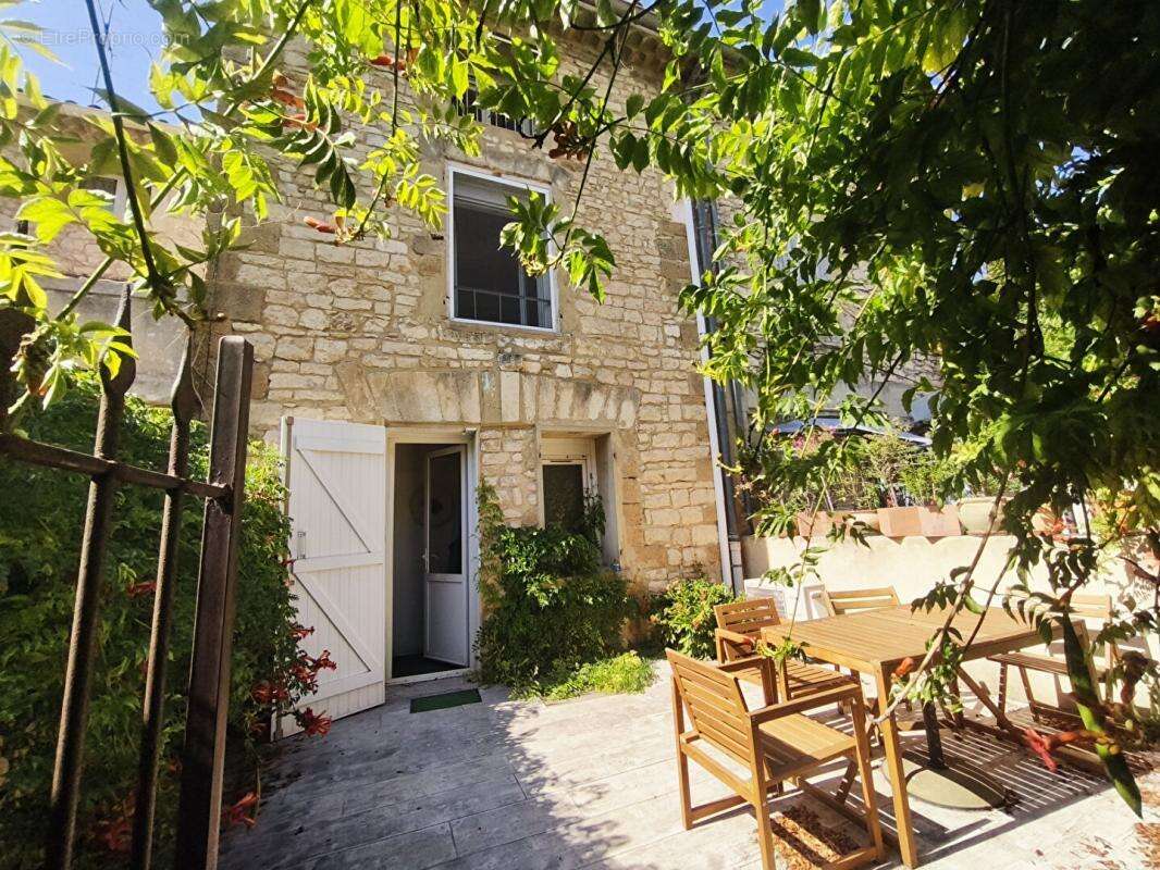 Vedène: Charmante maison de ville rénovée avec cour privative - photo 2