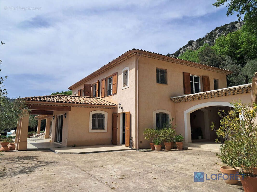 Appartement à CHATEAUNEUF-GRASSE