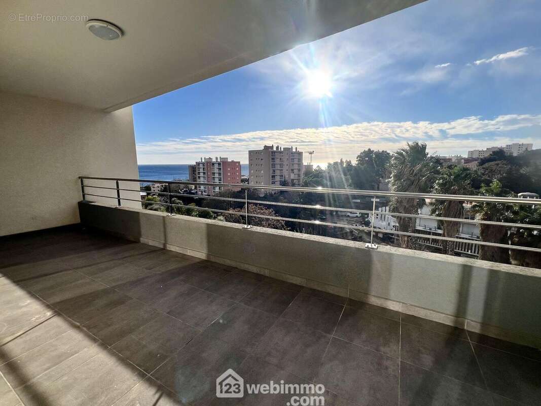 La terrasse mesure 17m2 - Appartement à BASTIA