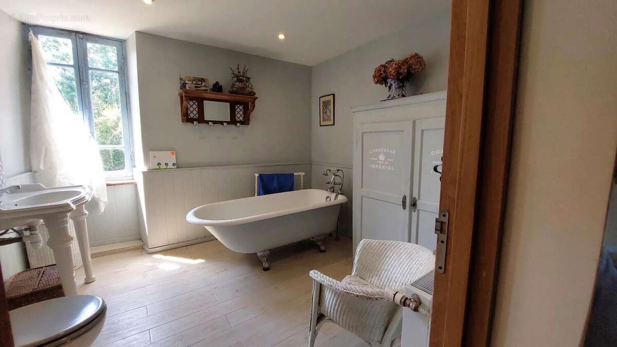 Lunac: Propriété de caractère avec trois habitations , piscine et vues panoramiques - photo 7