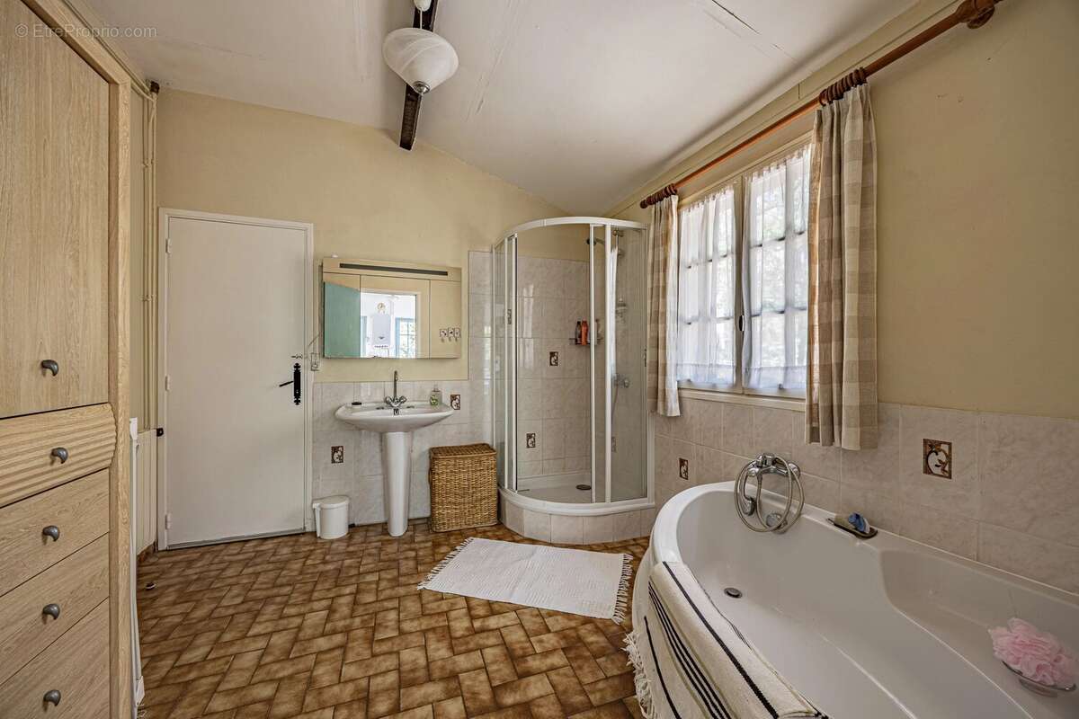 Secteur Causses du Quercy: charmante maison en pierre avec piscine et 2 granges - photo 9