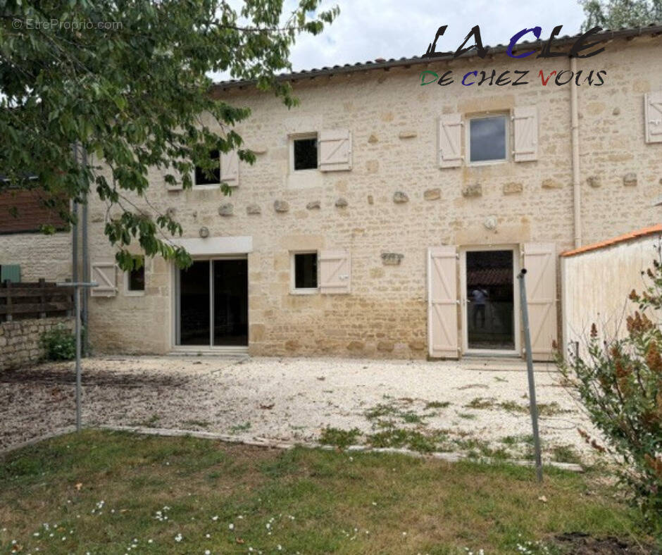 Maison à FAYE-SUR-ARDIN