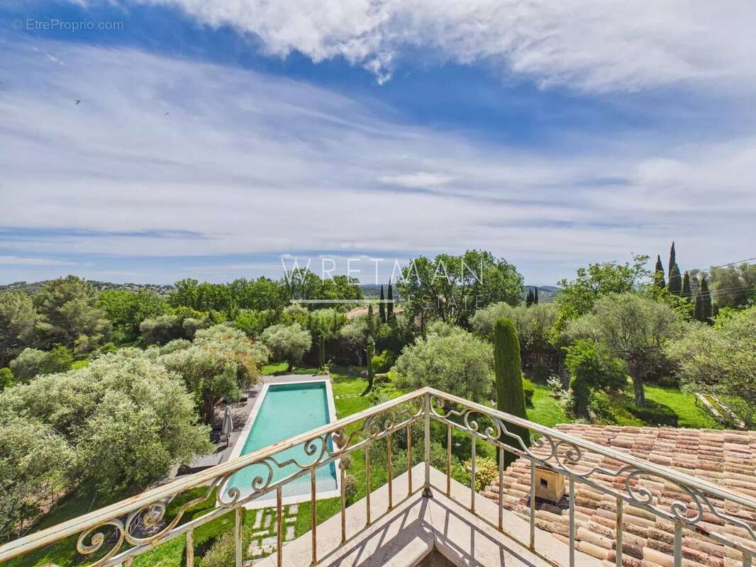 Maison à CHATEAUNEUF-GRASSE