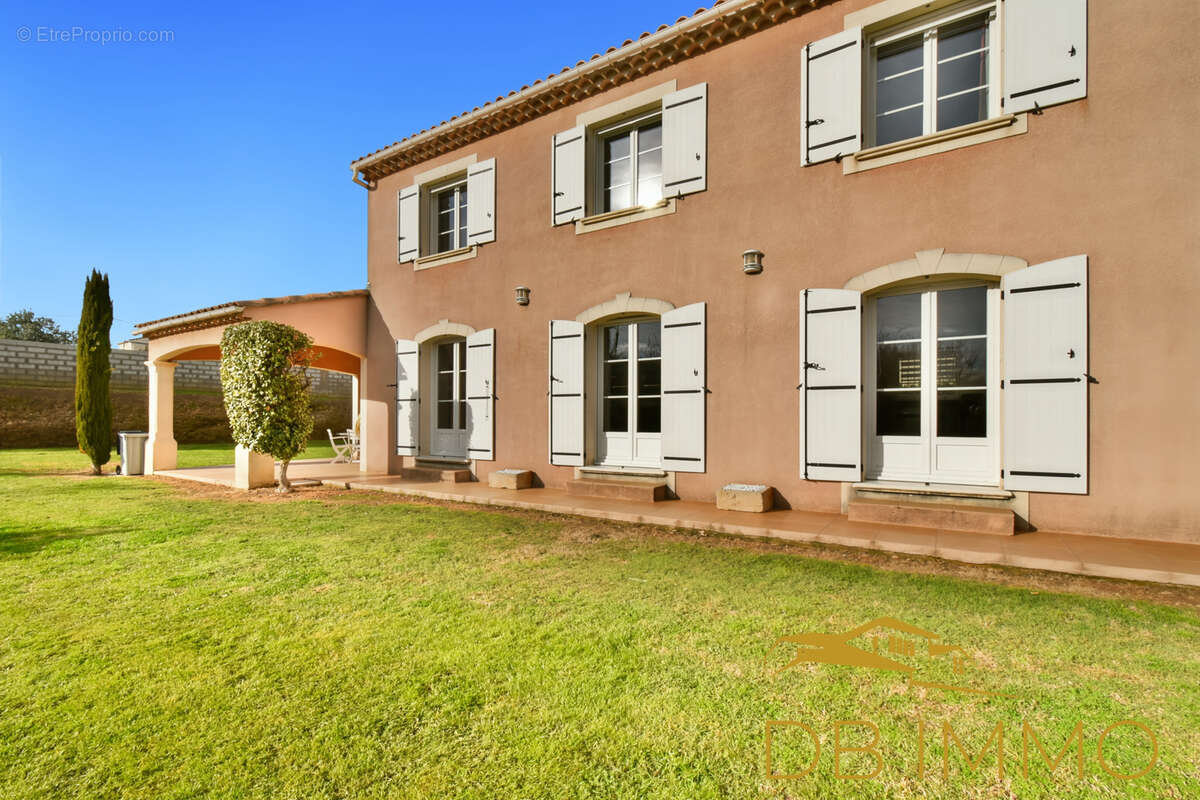 Maison à SAINT-LAURENT-DES-ARBRES