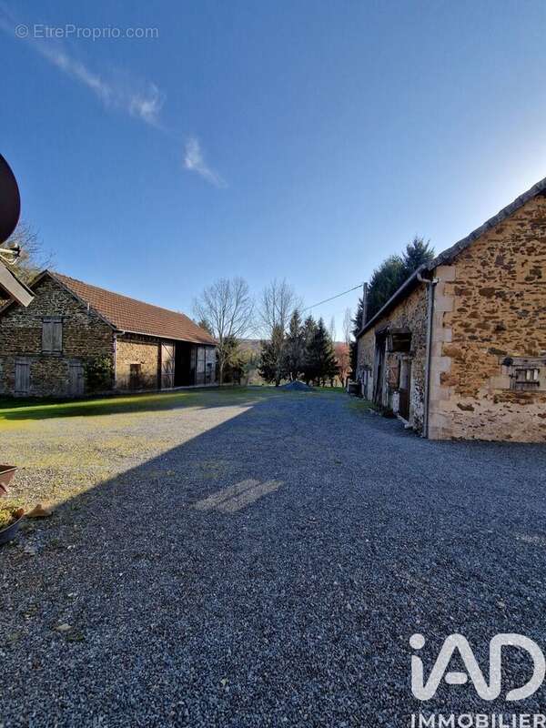 Maison 100 m² à Saint-Cyr-Les-Champagnes  - photo 7