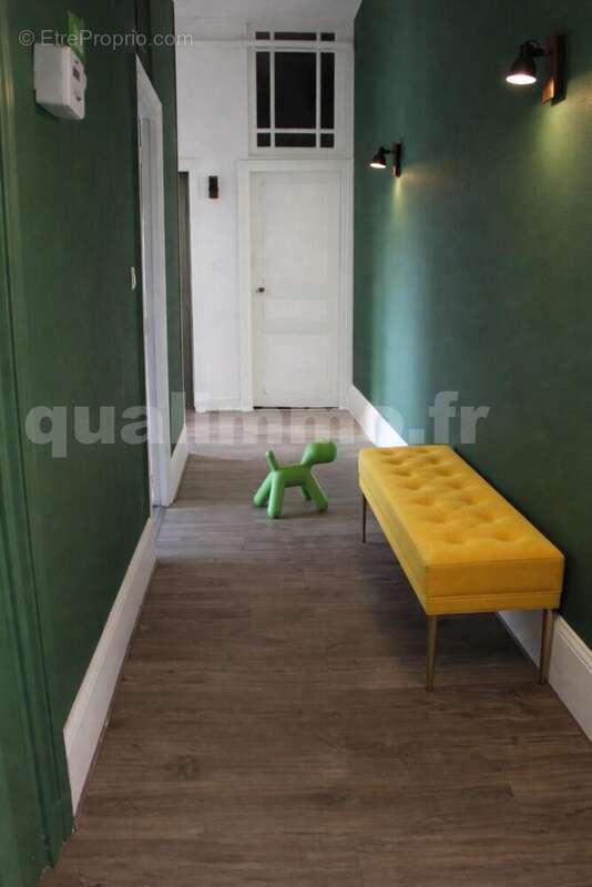 Couloir vert émeraude avec banc jaune - Appartement à CLERMONT-FERRAND