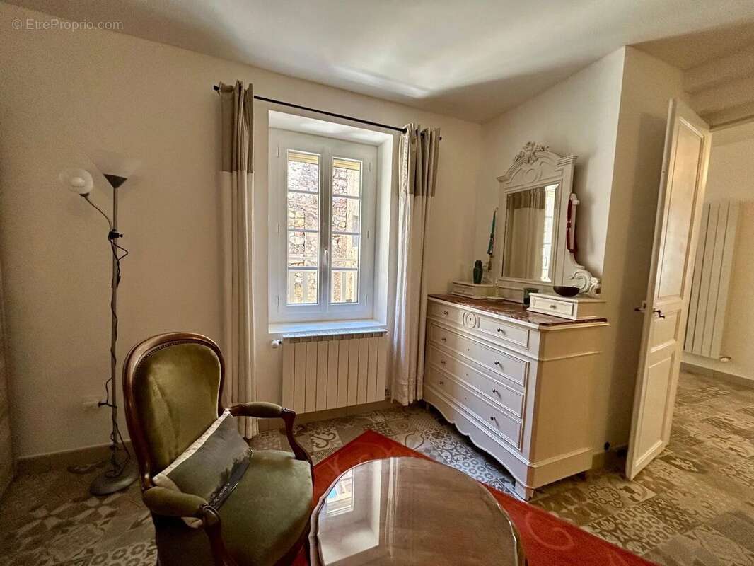 Maison à MONTOULIERS