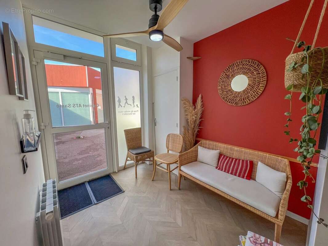 Commerce à LE MESNIL-SAINT-DENIS