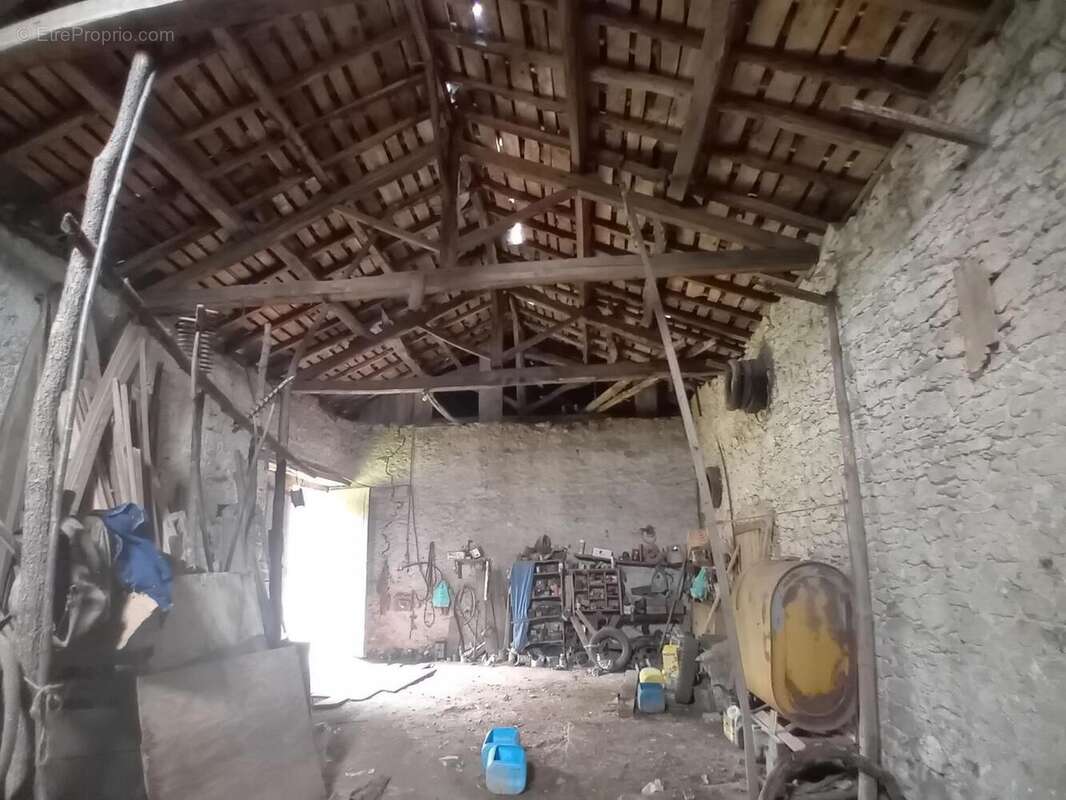 Charpente de la grange  - Maison à SAINT-PIERRE-LAFEUILLE