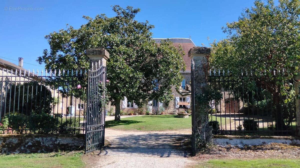 OVERVIEW - Maison à PRESSAC