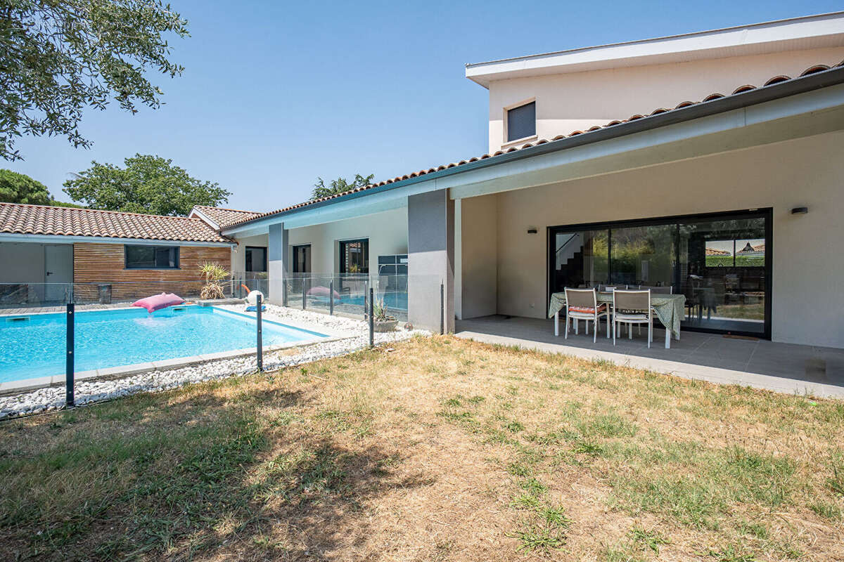 Maison à LAUZERVILLE