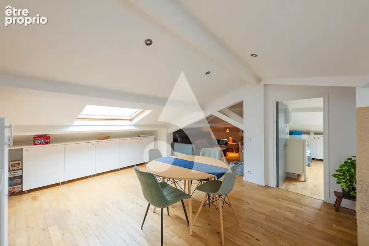 Rare & atypique : appartement 5 pièces, dernier étage au coeur de Clichy - photo 2