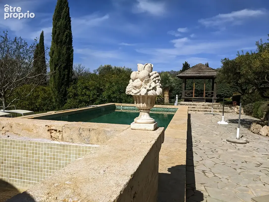 AUPS, superbe propriété comprenant une villa d'architecte ,un bastidon et piscine sur 2996 m2. - photo 3